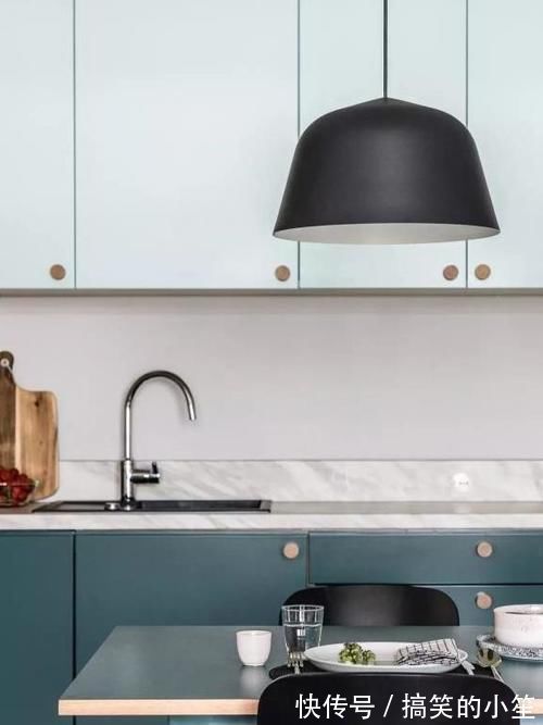 隔断|66㎡两居,以储物柜做隔断,以墨绿和原木配色,实用的文艺范儿