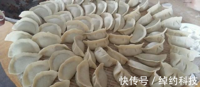 水饺包好后,直接放冰箱就“废了”,教你一招,饺子不开裂不粘连