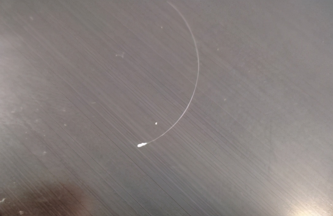 a495|掉落的头发根部有个小白点?这时一定要注意了,脱发正在向你靠近