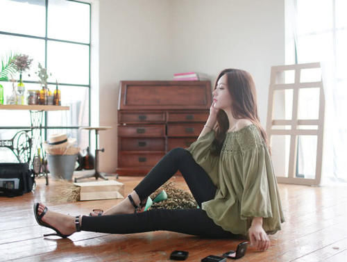 上衣|嫣然巧笑孙允珠暗绿色性感露肩透视雕花上衣修身显瘦紧身裤