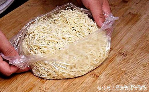 天热吃啥都没胃口,来试试这碗炒面,好吃不粘连,真解馋