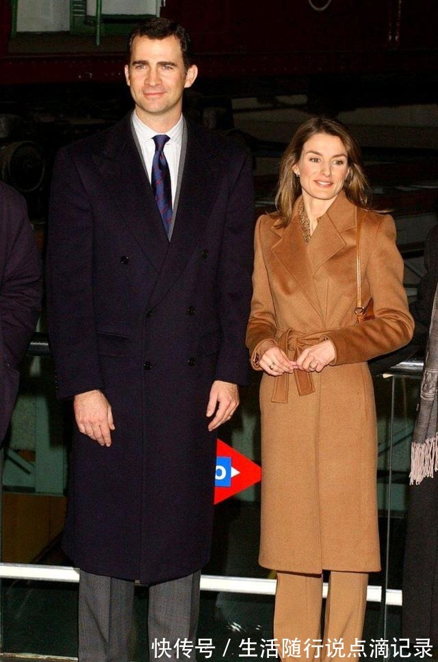 深色 降温怎么穿搭西班牙王后抗冻有一套，时尚并不意味着一定露腿！