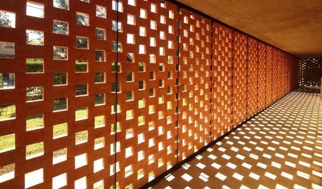 step|同样是砌红砖墙,国外不用水泥,细钢管串成一块模板,省一半工期