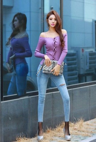 街拍:图一小姐姐双腿修长身材性感,长相靓丽气质高雅,真的迷人