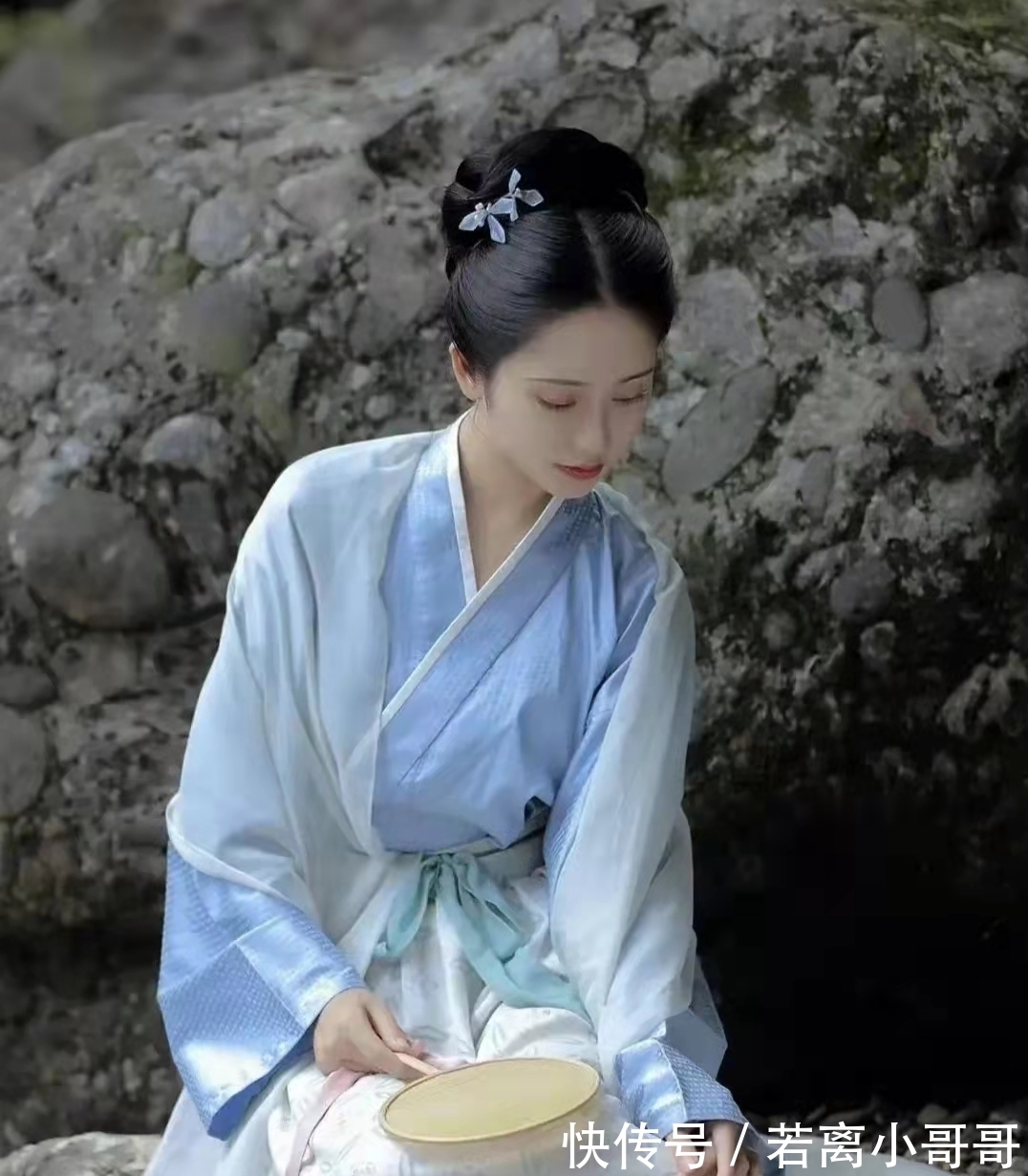 登高$七言绝句:别绪乡愁唯寄月,滴滴玉漏断人肠