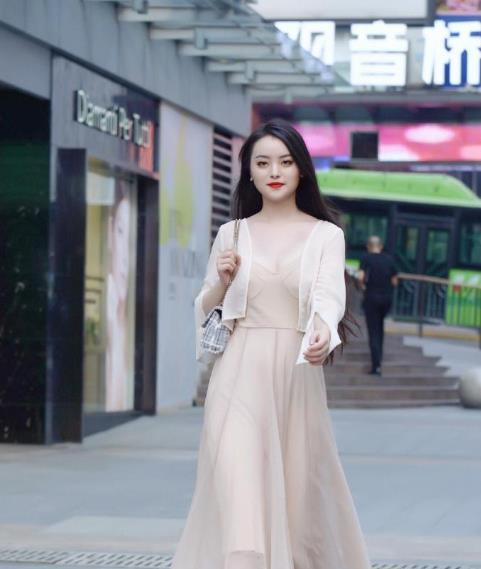 薄纱 性感吊带长裙,搭配薄纱小外套,尽显温柔,营造非凡时尚感