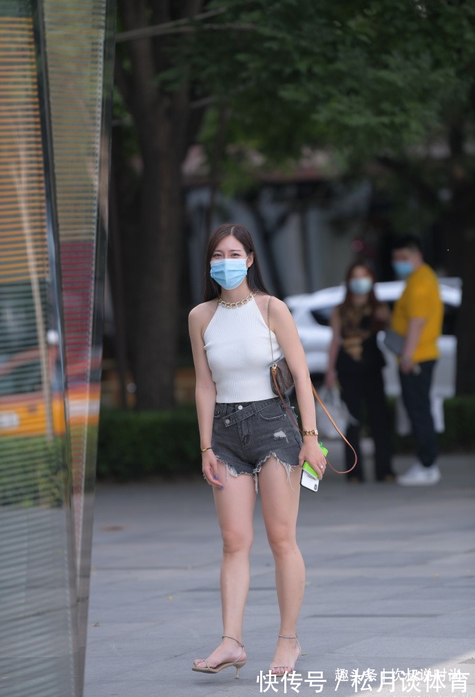 挂脖 挂脖搭配撕裂风“热裤”,既能秀腿又有个性,轻松解决穿搭问题!