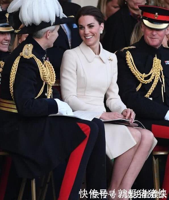 穿搭 凯特王妃才是穿搭高手,换发型与配饰不换衣服,竟然美出不同气质