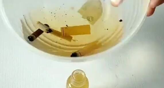 烟头|抽剩下的烟头别扔,放进水中泡一泡,这3个用途,很多家庭都需要
