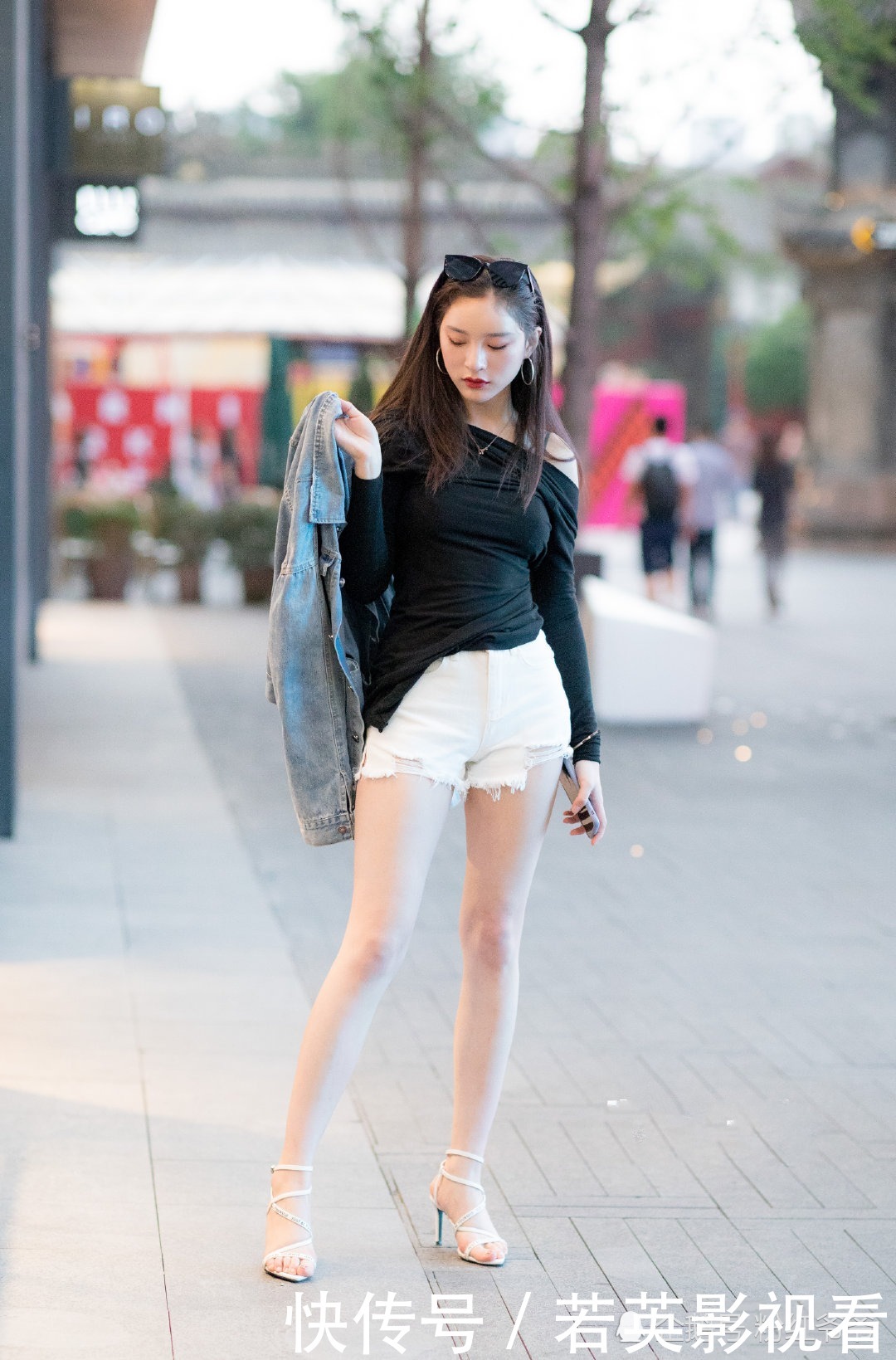 夏季出街少不了一双高跟鞋,展现出女性独特韵味,温柔甜美超显白