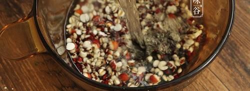 春天湿漉漉,这粥要多喝,做法简单又营养,祛湿解乏,人都清爽了