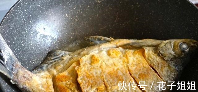 烤鱼|这样煎鱼省油又不粘还不溅油不破皮!在鱼身上涂一物,赶紧试试吧!