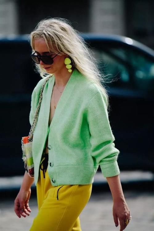 扔掉你的卫衣吧，太土了！现在流行穿“香菜衣”，时髦舒适还高级