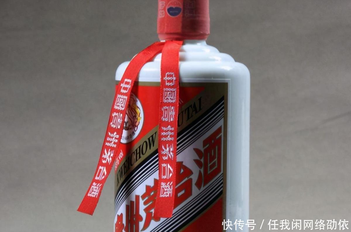 白喝|茅台上为何都有一条“红飘带”酒厂员工说出原因,不知道白喝了