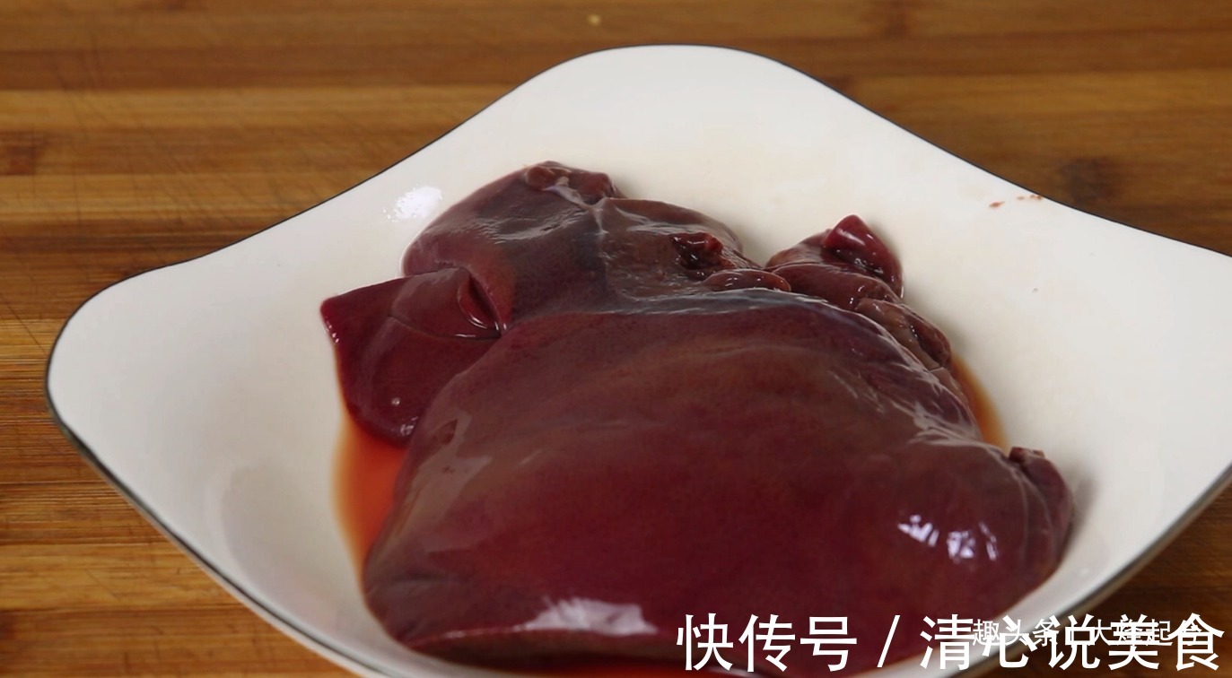 猪肝别直接下锅炒,大厨教你正确做法,鲜嫩不老也不腥