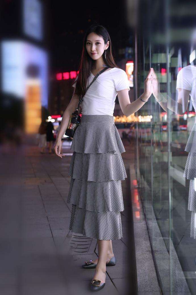 时髦|街拍:长发披肩的好姐妹,身穿时髦短款装,甜美又靓丽