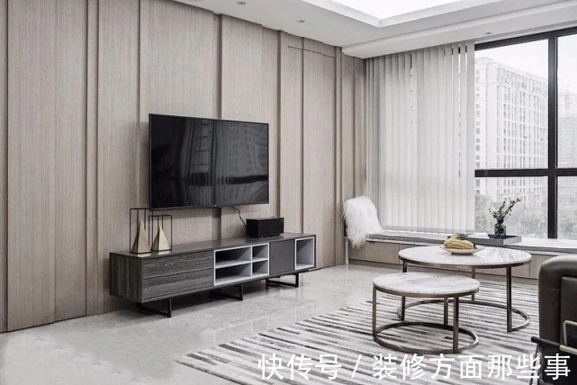 一家人|143平现代风四居室，一家人在客厅和谐互动，真的超级有爱