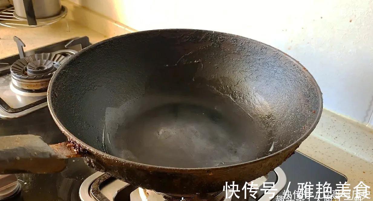 锅底|铁锅，锅底黑垢油污多怎么去除？教你一招，铁锅立马变新锅