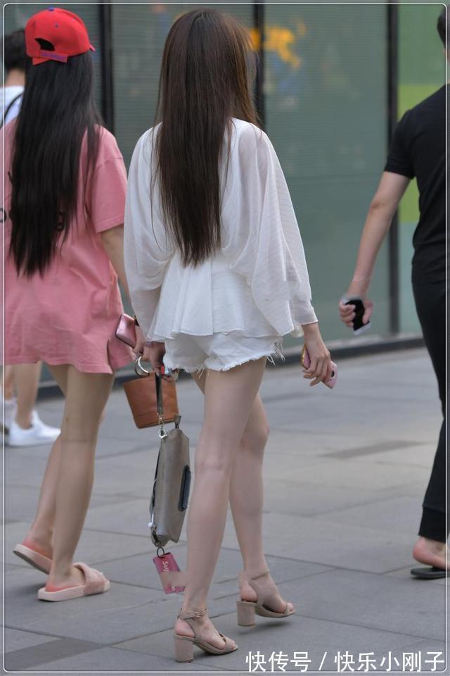 短裤 白色v领雪纺连衣裙，搭配同色短裤，款式独特，富有设计感