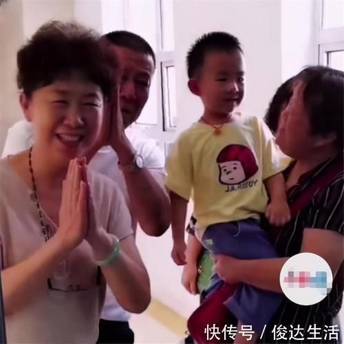 二孩|二胎生了个孙女,产房外爷爷奶奶的表现火了,网友我承认我酸了