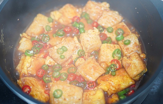 豆腐别直接煎，大厨教我2招，豆腐不粘锅不掉皮，外酥里嫩，真香