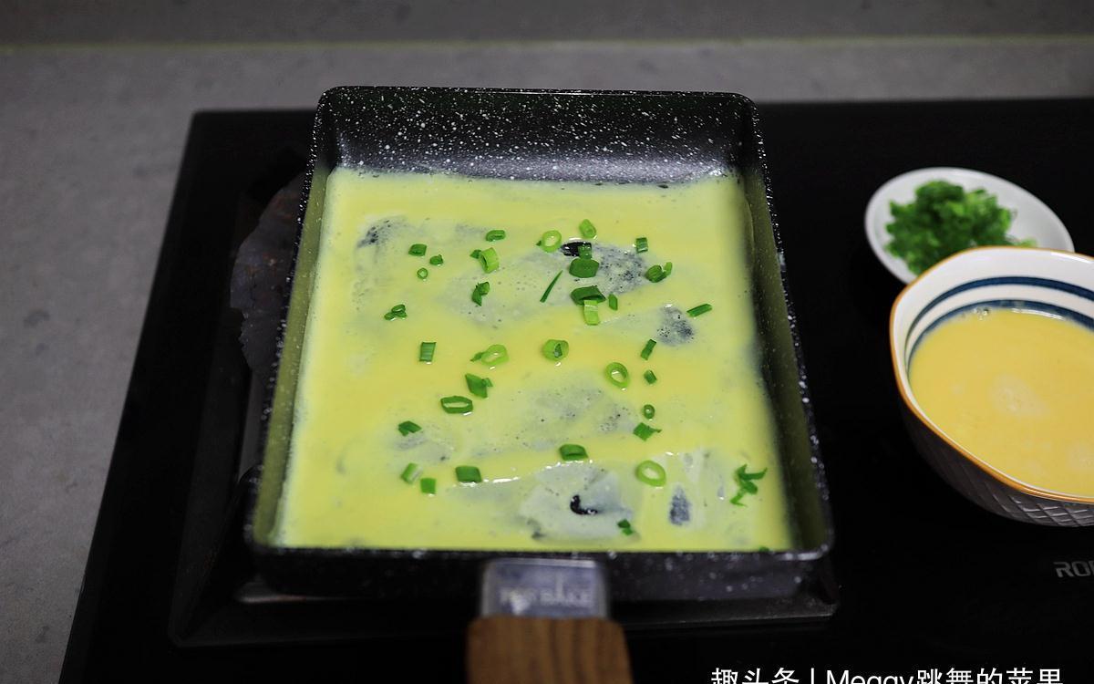 厨艺|鸡蛋的别致吃法，4个蛋摊7张蛋皮卷成筒，香嫩多汁特别显厨艺
