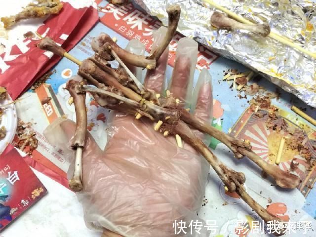 鸡骨头|大神用吃剩的鸡骨头做了个李白“手办”，邻桌的小学生直接看懵了