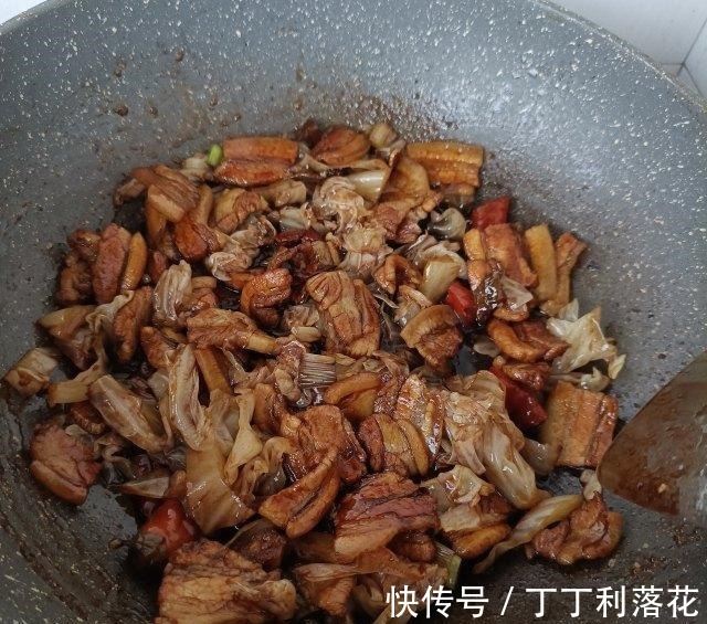 泡椒|酸包菜烧肉片,香而不腻,解馋下饭!