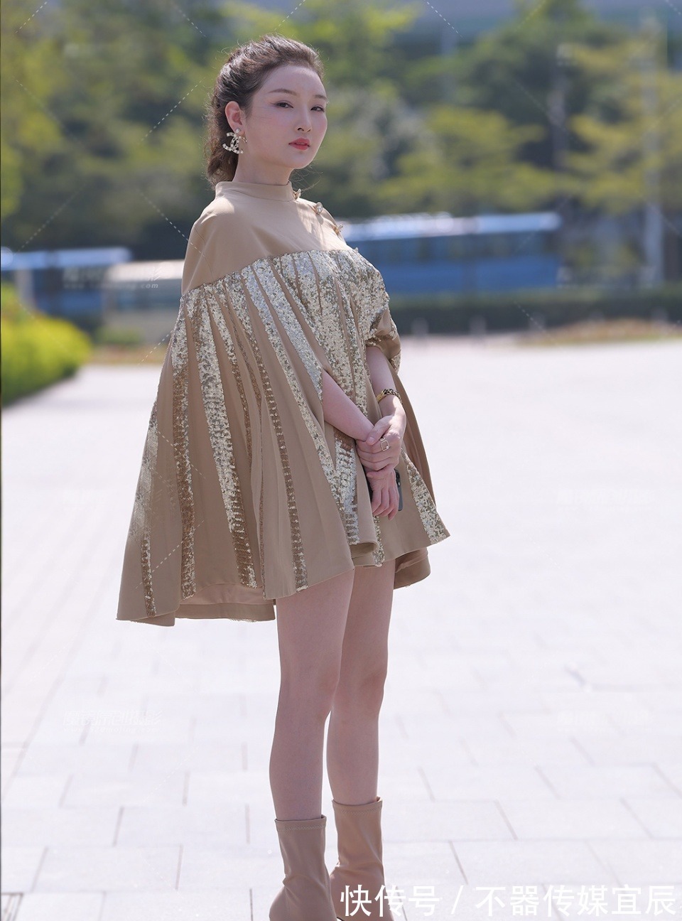 卡其色 时髦的穿搭,斗篷套装,穿出了初秋的唯美,清新时尚又优雅