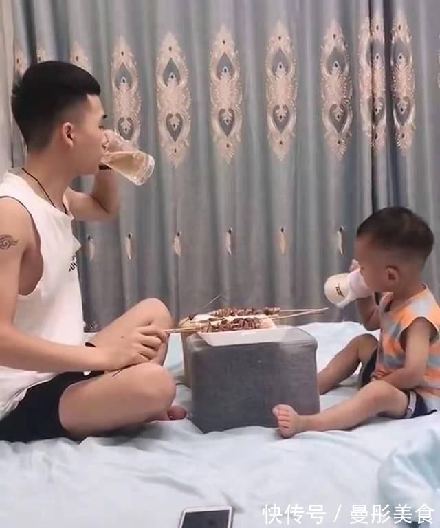 带娃|爸爸与儿子偷偷在家“聚餐”,妈妈看了不淡定,宝宝:感情深,一口闷