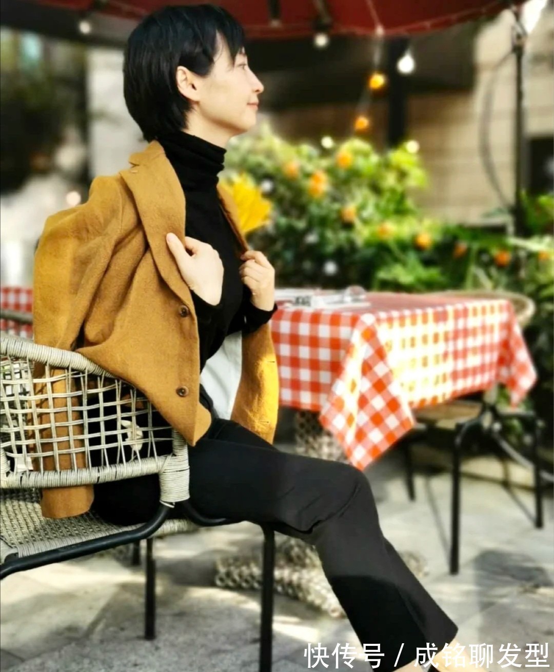 时尚|五十岁的女人别乱穿,这几位姐姐的简约风穿搭,时尚大气又显年轻