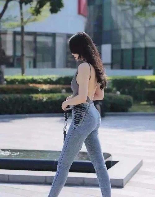 前卫 美女脚上搭配一双浅色系的高跟鞋,会给她的整体搭配加分