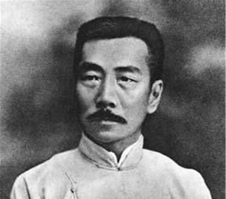 进步类@郭沫若骂鲁迅4个字,鲁迅用5个字回怼,却意外道出郭沫若的一生!