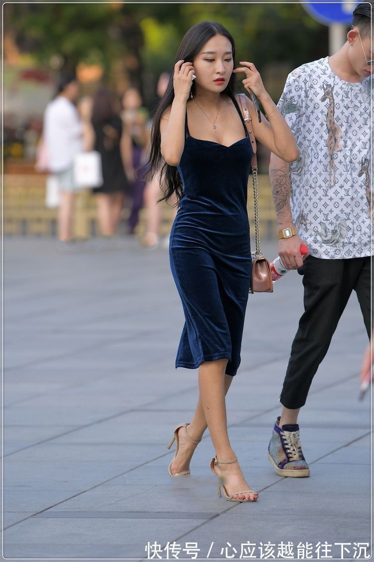 蓝白色|路人街拍，搭配蓝白色的条纹连衣裙，看起来非常整洁大方