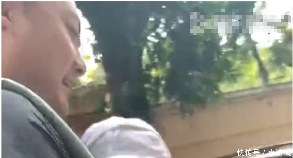 女儿|爸爸终于有了女儿,第一次出门“嘚瑟”,走出“六亲不认”的步伐