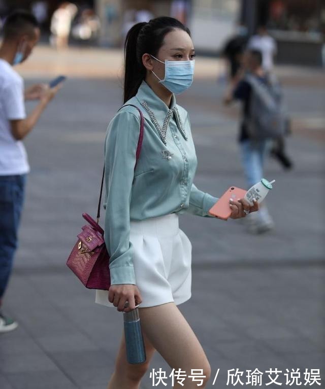 气质女孩的时尚职场穿搭,穿着镶钻的衬衫配尖头鞋,霸气十足