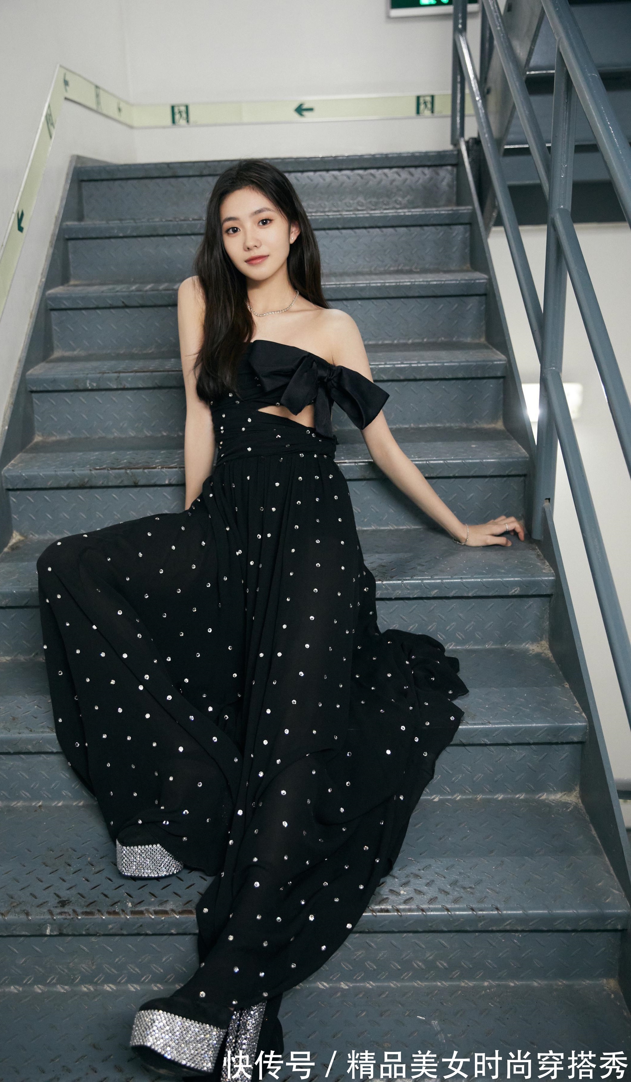 蝴蝶结 简约时尚的抹胸设计搭配蝴蝶结装饰,女人味十足