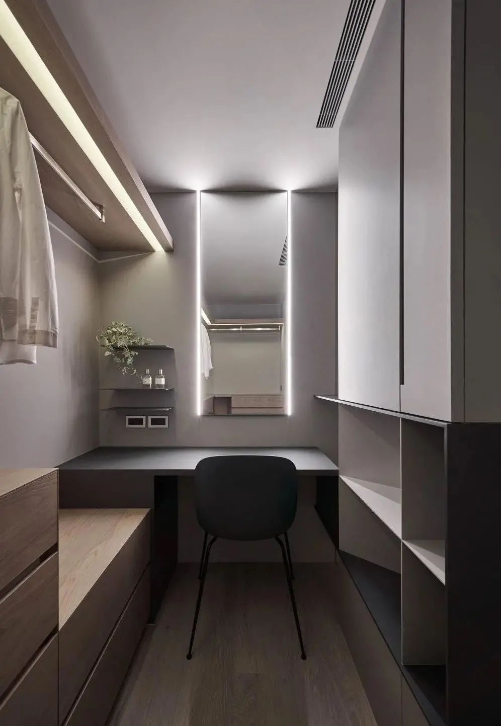 衣帽间|你家衣柜还做上下分体现在流行这样一门到顶的设计，时尚又大气