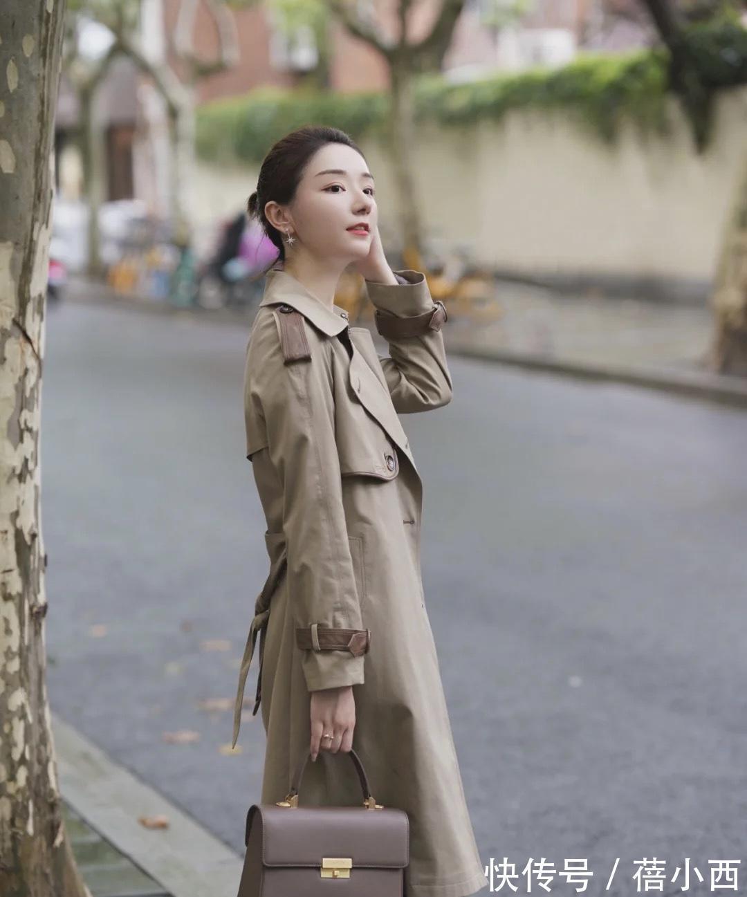 小蛮腰 今年“风衣”才是最in的存在，搭配小黑裤、半身裙，显瘦又显高