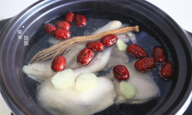 香醇|炖鸡汤，别放那么多香料，加这3样就够了，鸡汤鲜美又香醇