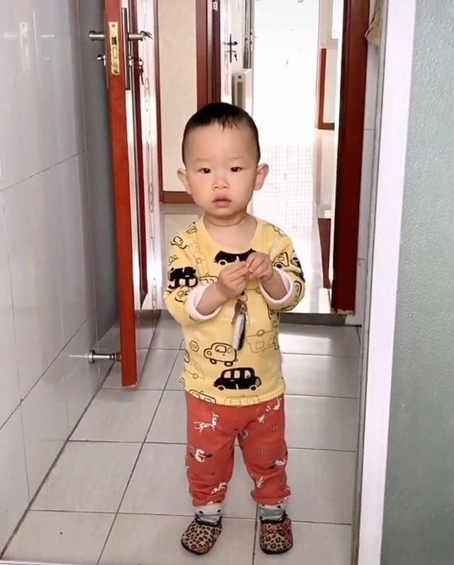 孤帆远影|妈妈上厕所发现没纸了,求助儿子,宝宝送来手纸那一刻妈妈无语了