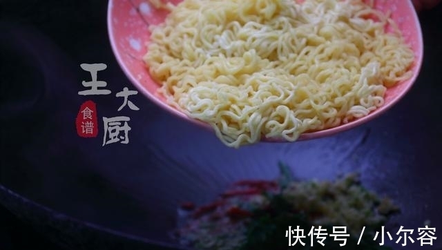 方便面|方便面别再煮了,这样一做口感Q弹、韧性十足,一次两包都不够。
