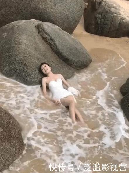 为了拍好婚纱照美女穿裙子躺海水里，下一刻却让美女尴尬