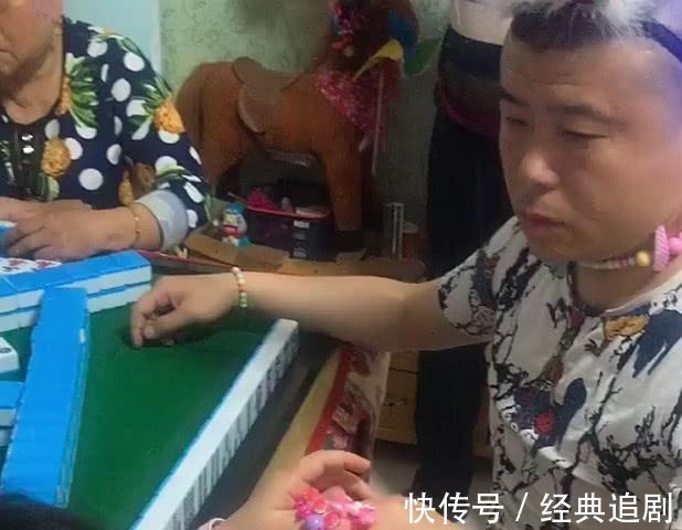 小棉袄|“花枝招展奶爸”打麻将带娃两不误火了,那生无可恋的眼神绝了