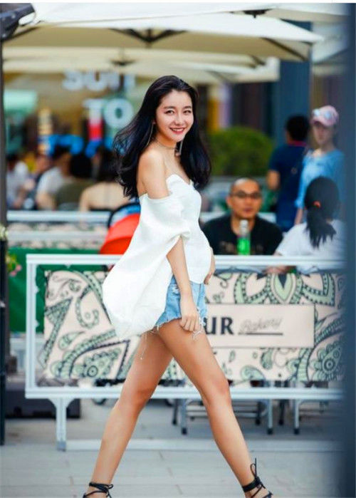 街拍：一笑千金的小姐姐，一件露肩衣搭配短裤，女人韵味十足