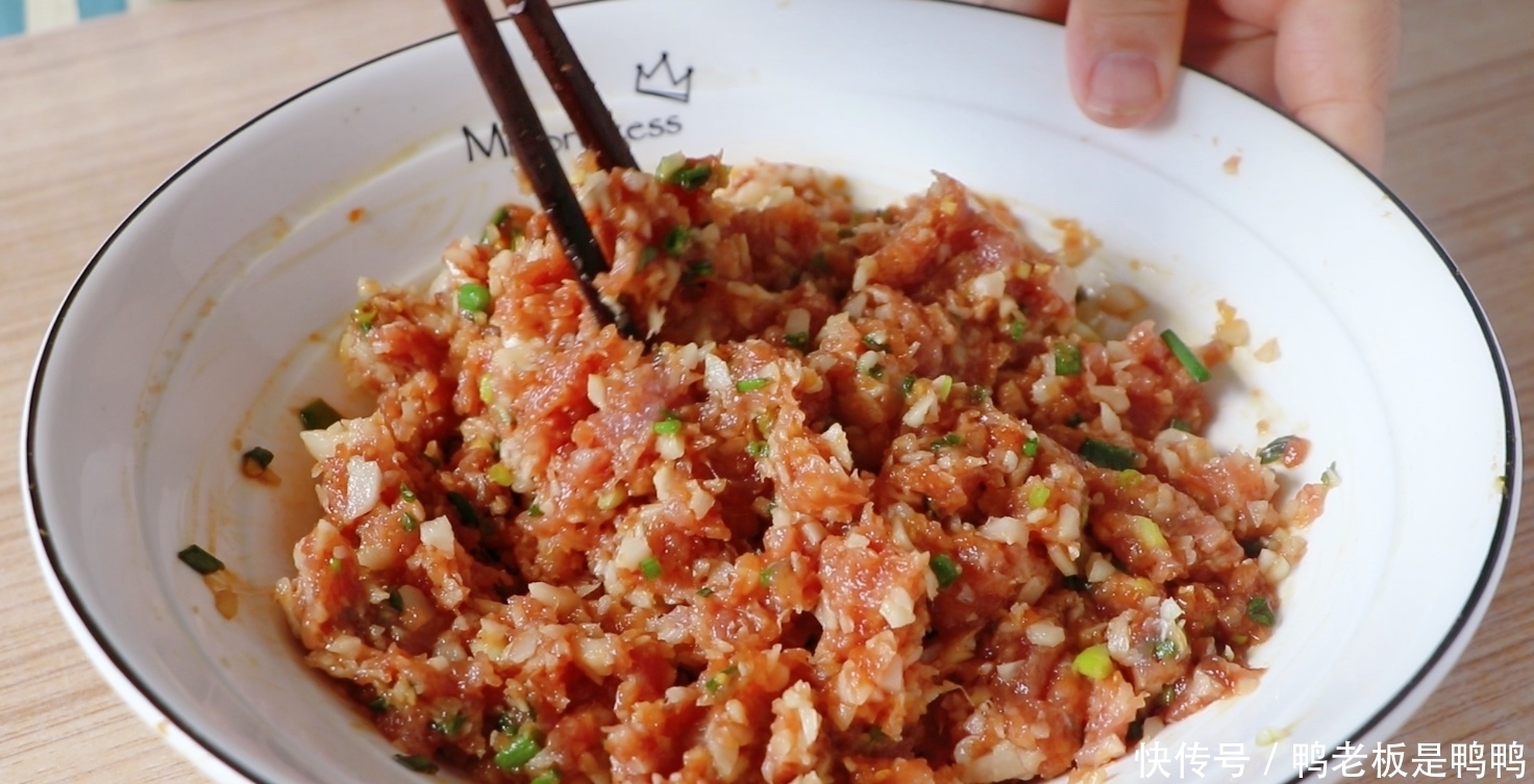 锅贴|全家最爱的莲藕鲜肉锅贴，晚上包好冻起来，早上10分钟搞定早餐