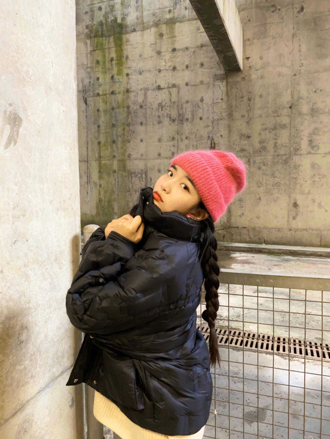 打底裤|过冬的必备羽绒服,黑色羽绒服的n种搭配,气质减龄又显瘦