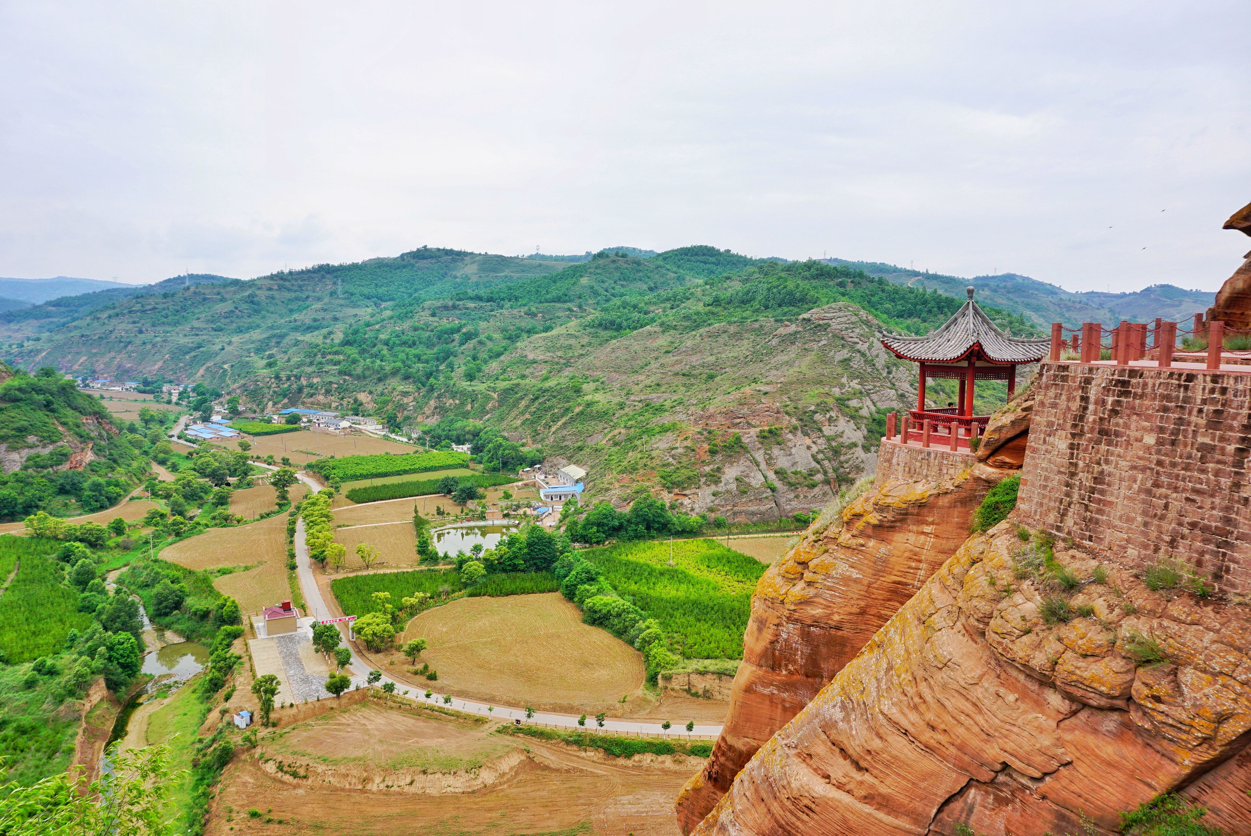 悬崖峭壁上的永宁山古寨