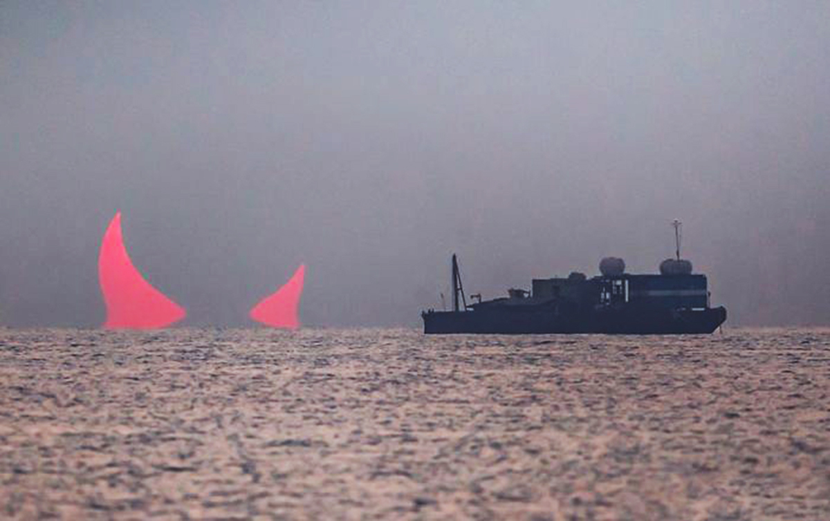 奇闻 奇闻日月同辉,千年难得一见的奇景,海平面升起“魔王之角”