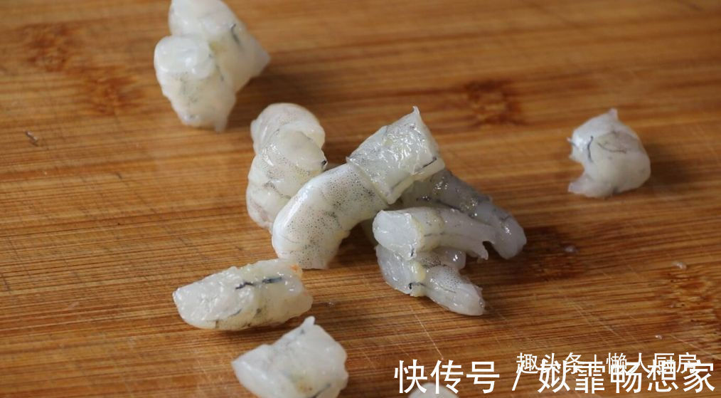 这是海鲜炒米粉的做法，加点它们一起炒，可做菜也可做主食
